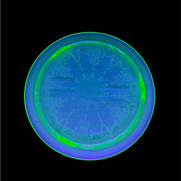 Vintage Green Depression Uranium Glass Etched Cake Plate 10" - Picture 2 of 6